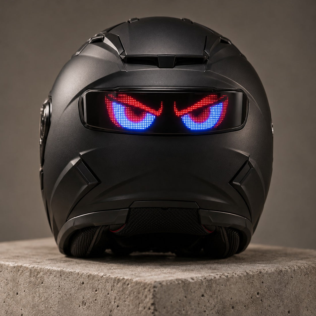 Écran LED pour casque affichant des yeux en colère
