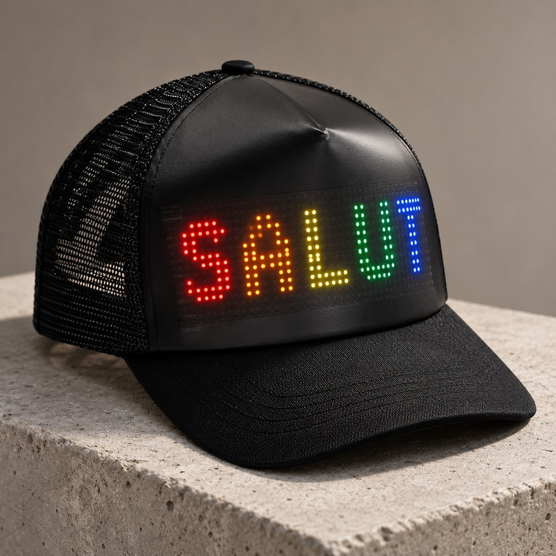 Casquette LED noire affichant SALUT en couleurs