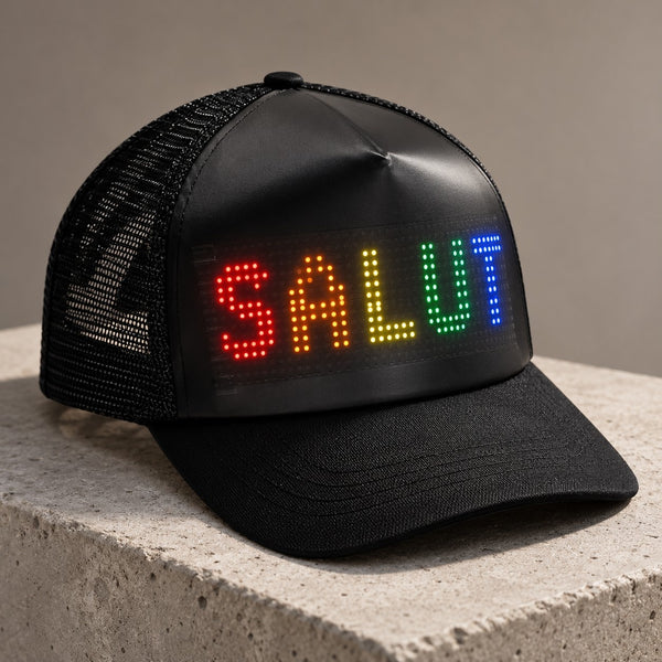 Casquette LED noire affichant SALUT en couleurs